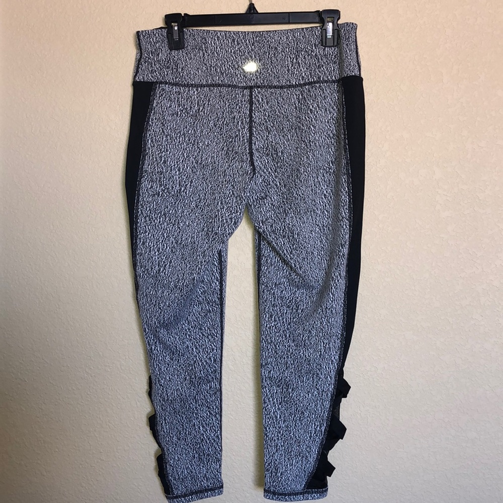 🧘‍♀️ Ideology Capri Workout Pants - Picture 4 of 7